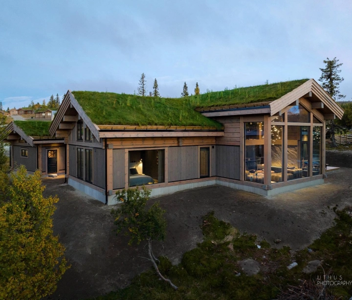 Nøkkelferdig stavlaft hytte fra Latlaft med himmel i bakgrunnen